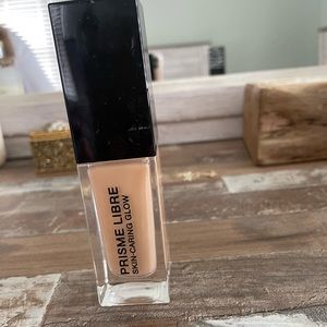 Givenchy Prisme Libre Foundation in W105